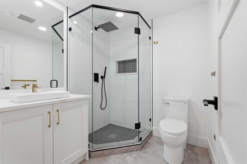 60 Lake Lucerne Close Se, Calgary, AB - Indoor Photo Showing Bathroom