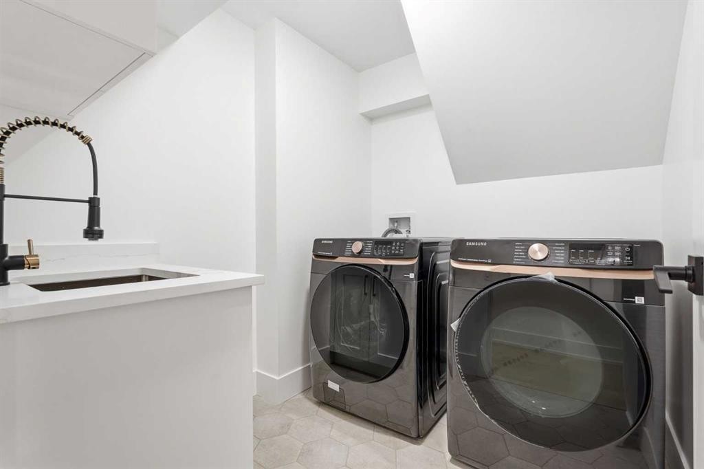 60 Lake Lucerne Close Se, Calgary, AB - Indoor Photo Showing Laundry Room
