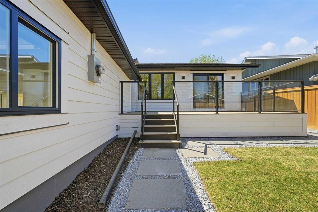 60 Lake Lucerne Close Se, Calgary, AB - Outdoor With Exterior