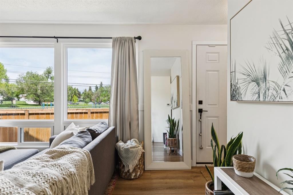 18-11240 6 Street Sw, Calgary, AB - Indoor