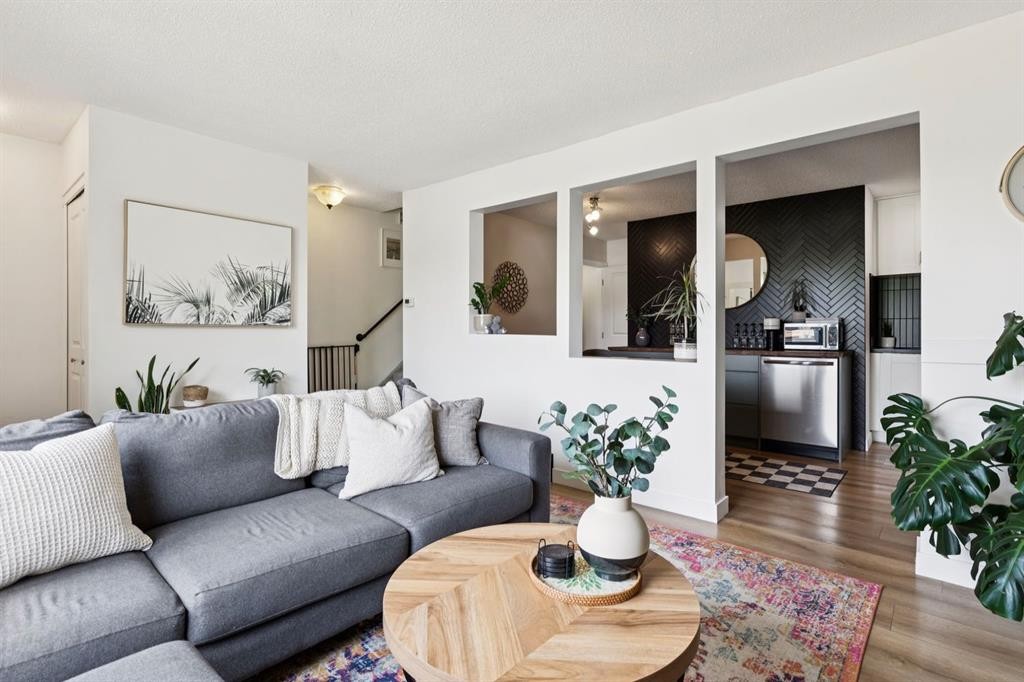 18-11240 6 Street Sw, Calgary, AB - Indoor Photo Showing Living Room