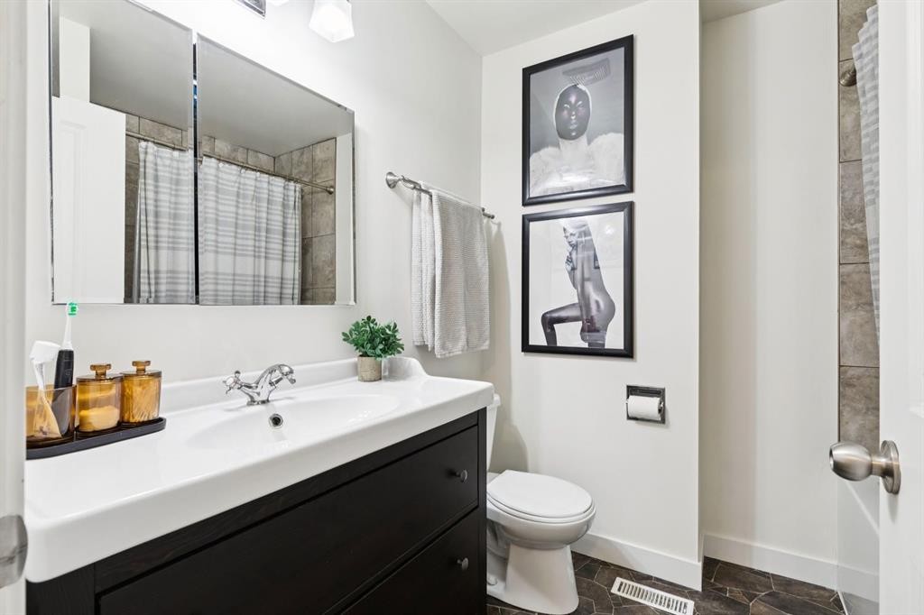 18-11240 6 Street Sw, Calgary, AB - Indoor Photo Showing Bathroom
