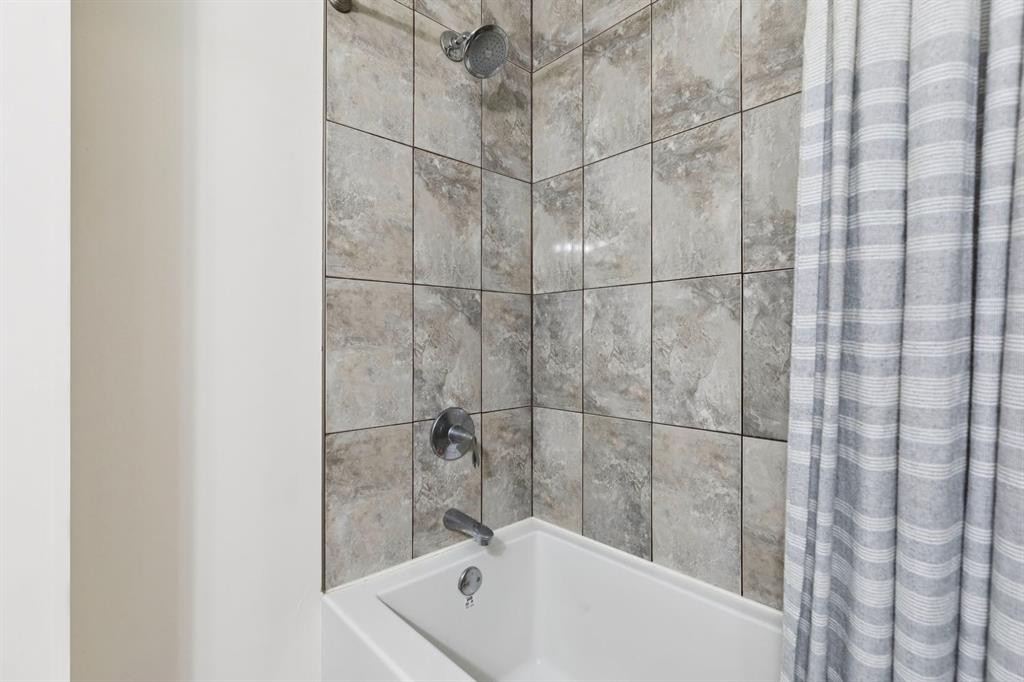 18-11240 6 Street Sw, Calgary, AB - Indoor Photo Showing Bathroom