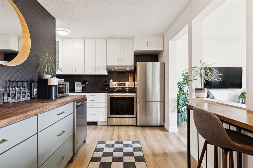 18-11240 6 Street Sw, Calgary, AB - Indoor Photo Showing Kitchen