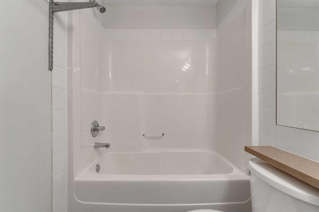 312 Saddlebrook Point Ne, Calgary, AB - Indoor Photo Showing Bathroom