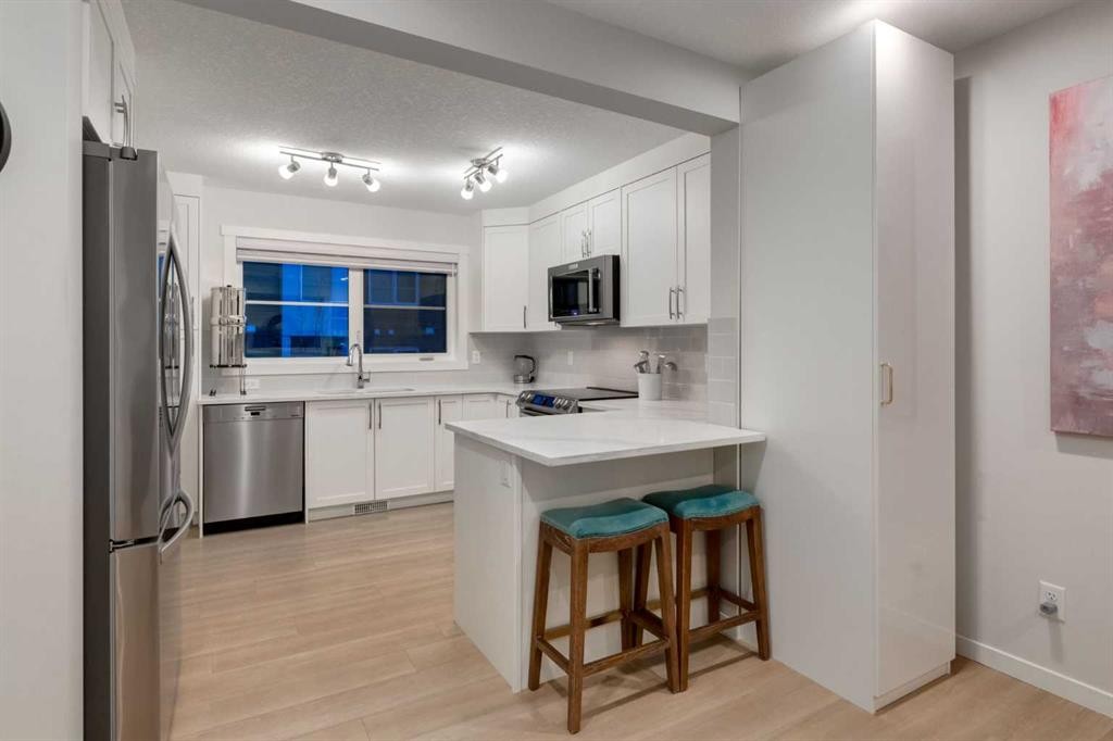 605-474 Seton Circle Se, Calgary, AB - Indoor Photo Showing Kitchen