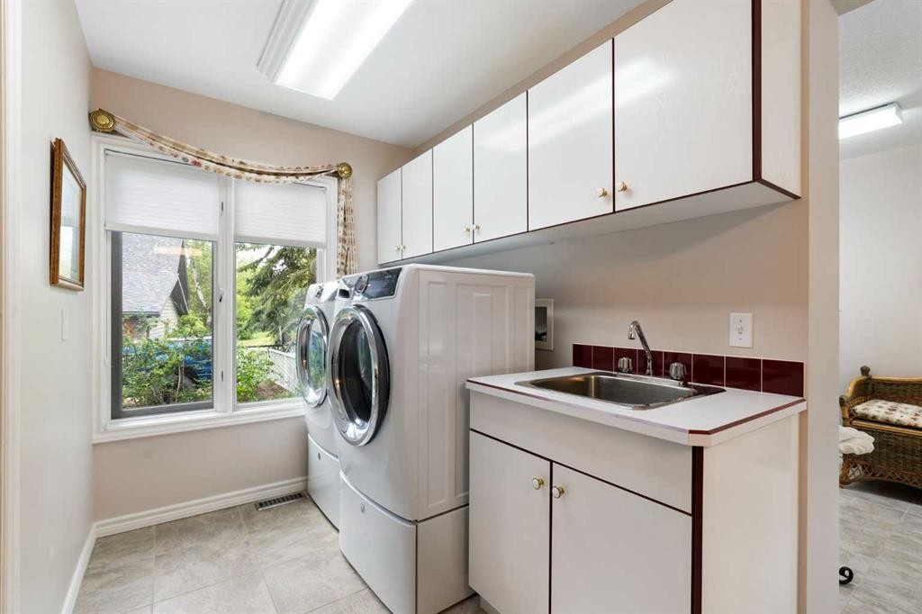 202-36214 Range Road 250, Rural Red Deer County, AB - Indoor Photo Showing Laundry Room