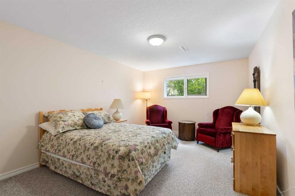 202-36214 Range Road 250, Rural Red Deer County, AB - Indoor Photo Showing Bedroom
