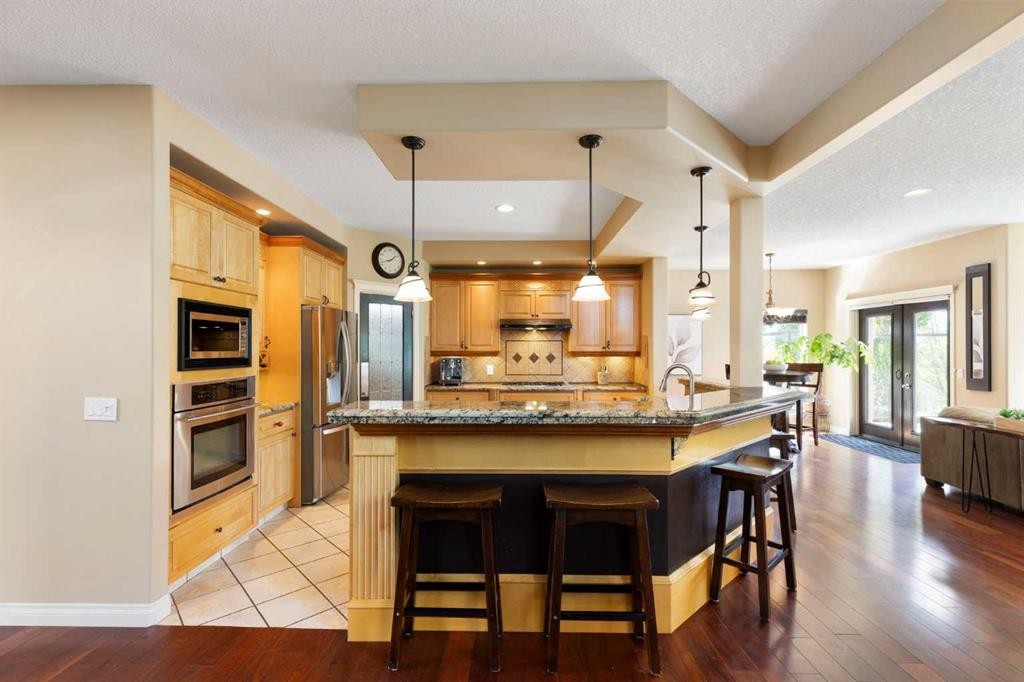 410 Royal Crest Bay Nw, Calgary, AB - Indoor Photo Showing Kitchen With Upgraded Kitchen