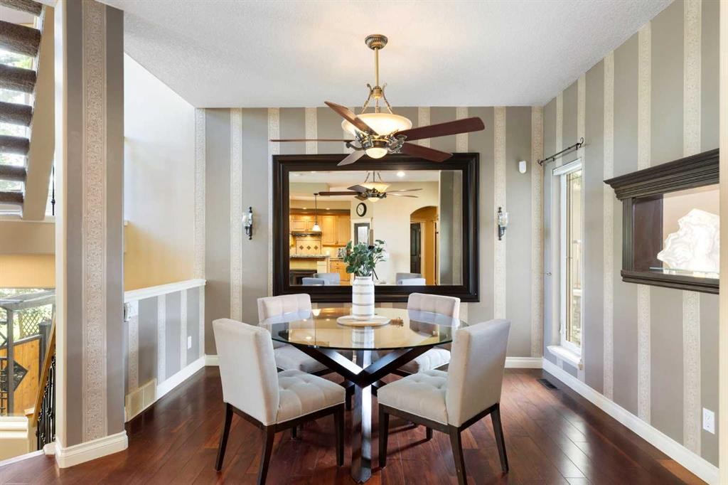 410 Royal Crest Bay Nw, Calgary, AB - Indoor Photo Showing Dining Room