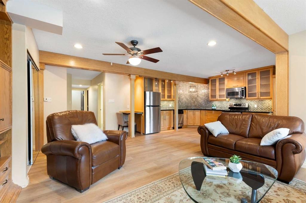 410 Royal Crest Bay Nw, Calgary, AB - Indoor Photo Showing Living Room