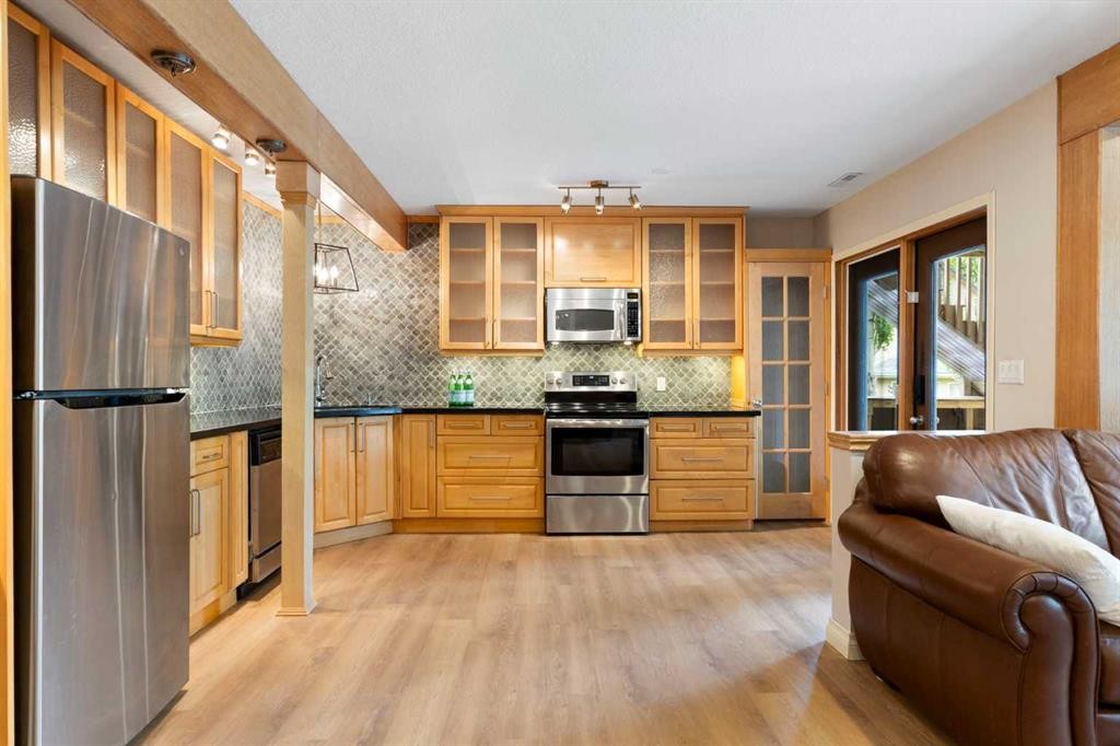 410 Royal Crest Bay Nw, Calgary, AB - Indoor Photo Showing Kitchen