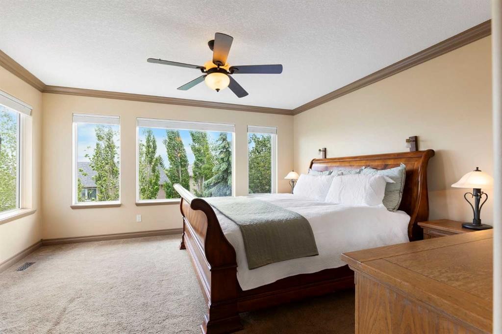 410 Royal Crest Bay Nw, Calgary, AB - Indoor Photo Showing Bedroom