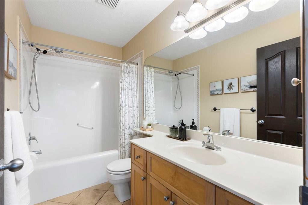 410 Royal Crest Bay Nw, Calgary, AB - Indoor Photo Showing Bathroom