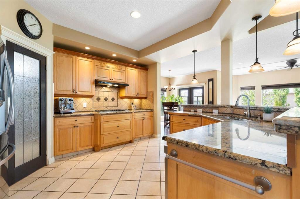 410 Royal Crest Bay Nw, Calgary, AB - Indoor Photo Showing Kitchen