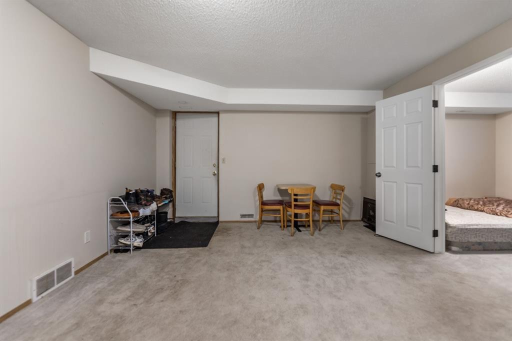 215 Carmel Close Ne, Calgary, AB