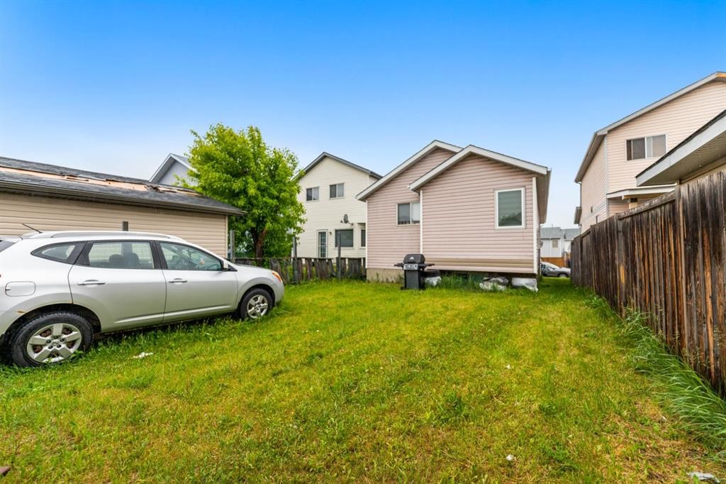 215 Carmel Close Ne, Calgary, AB