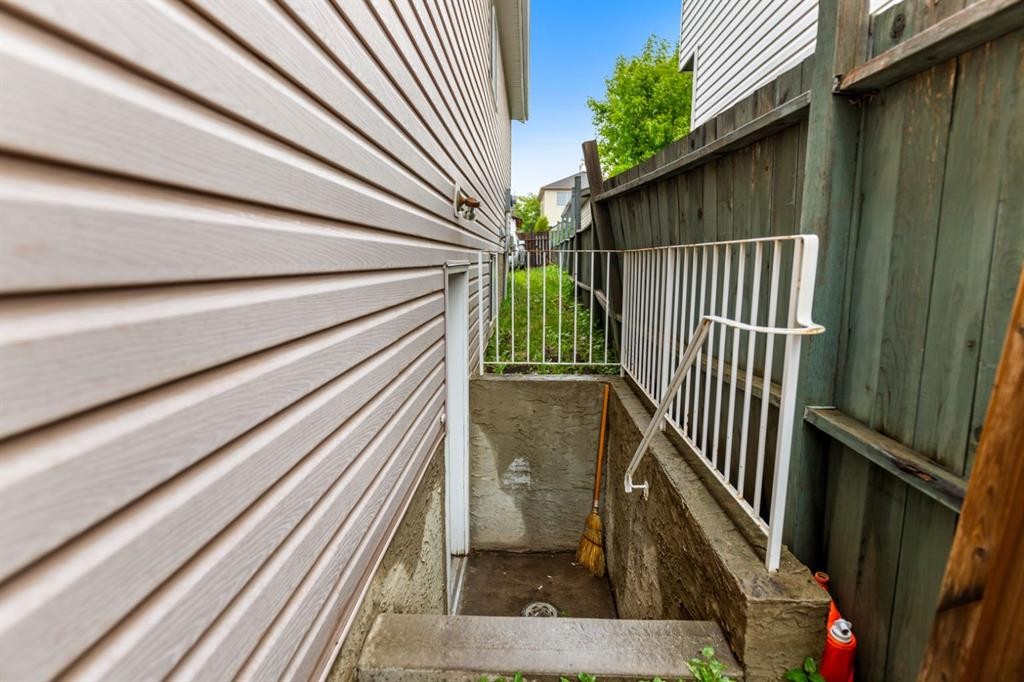 215 Carmel Close Ne, Calgary, AB