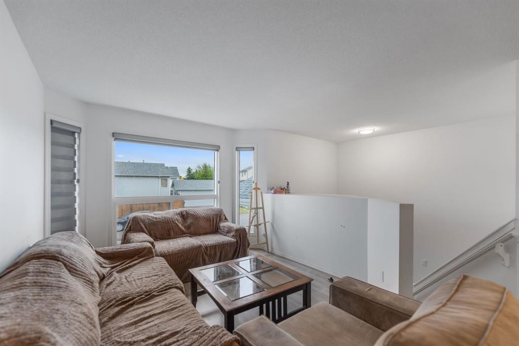 215 Carmel Close Ne, Calgary, AB