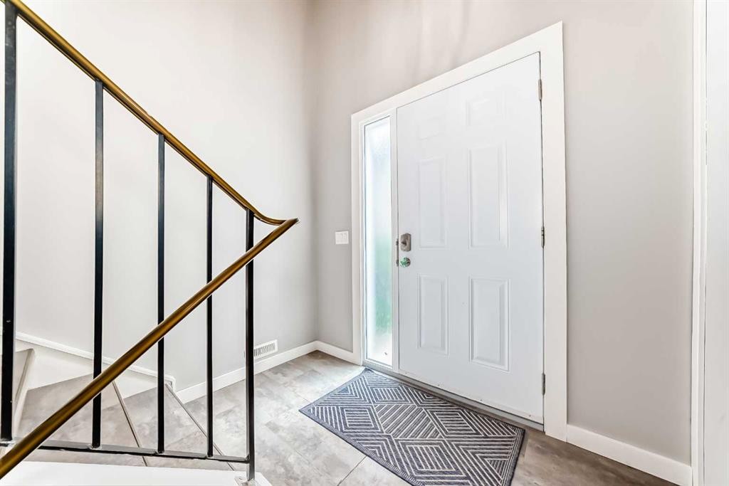 5233 17 Avenue Nw, Calgary, AB