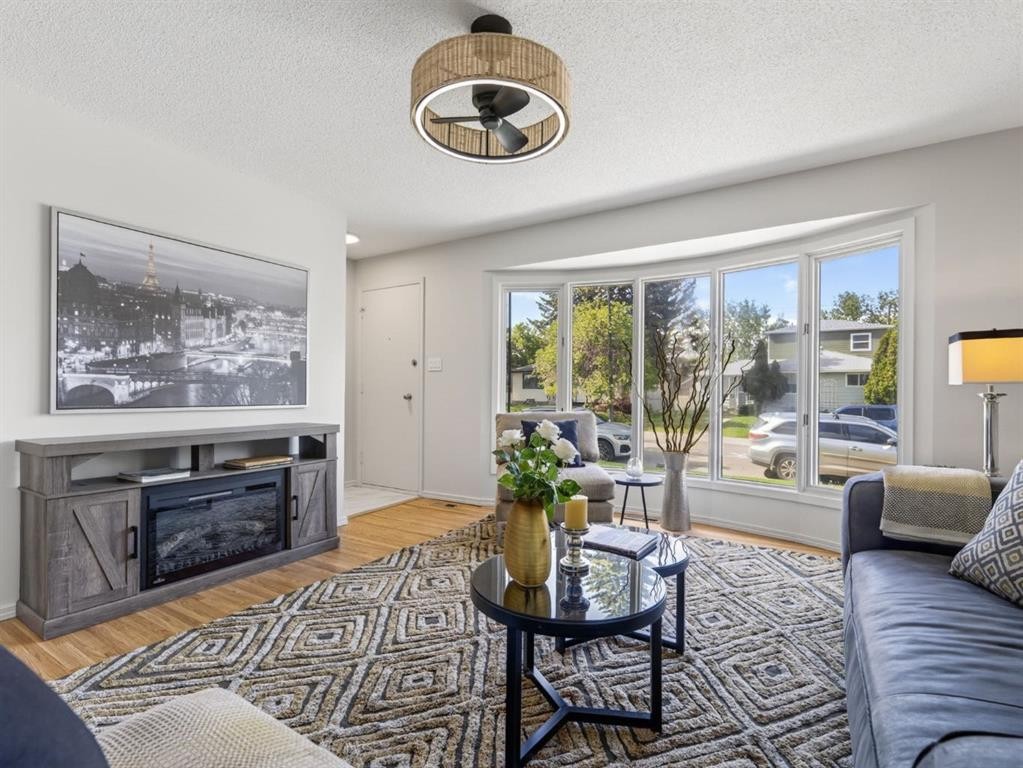 847 Raynard Crescent Se, Calgary, AB - Indoor Photo Showing Living Room
