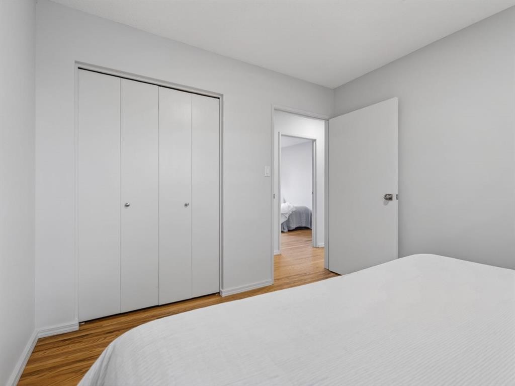 847 Raynard Crescent Se, Calgary, AB - Indoor Photo Showing Bedroom