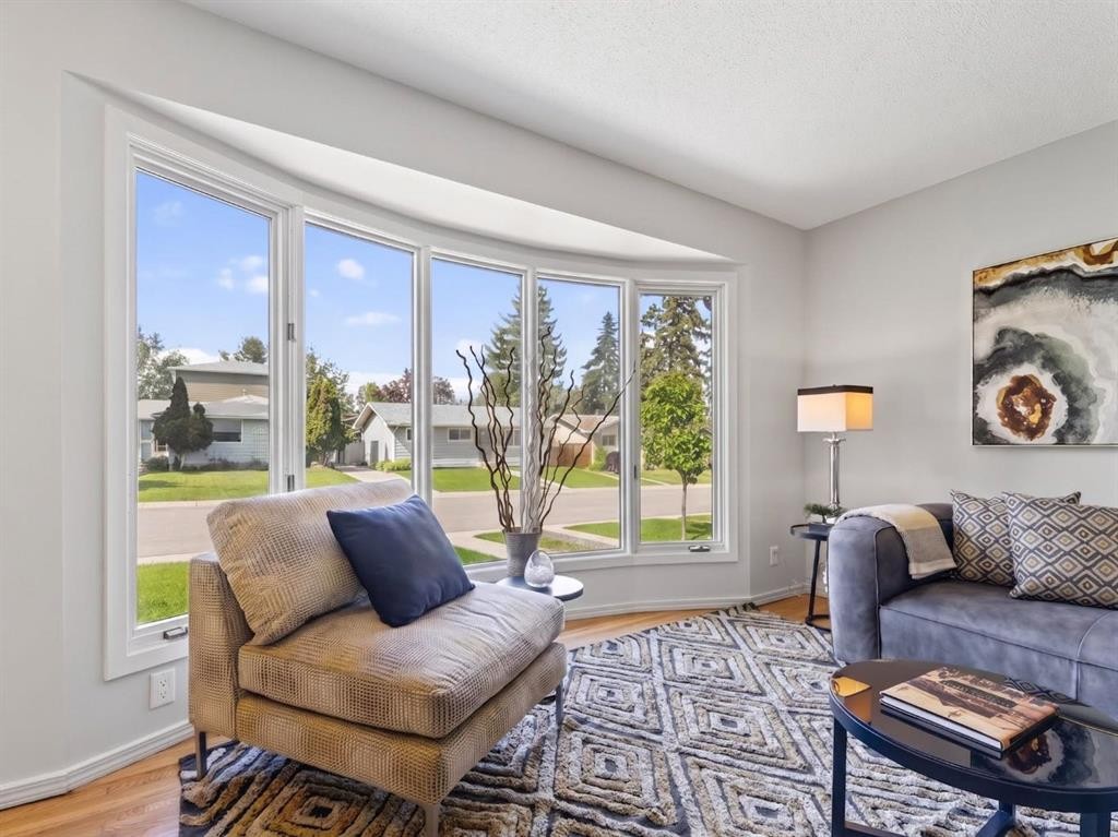 847 Raynard Crescent Se, Calgary, AB - Indoor Photo Showing Living Room