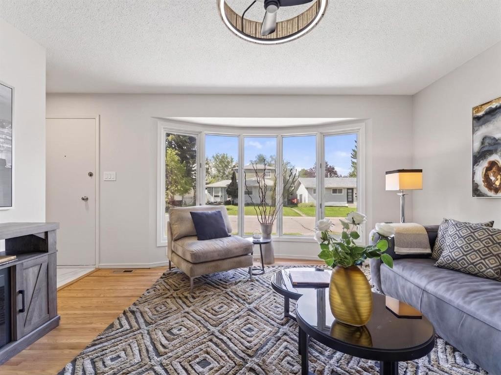 847 Raynard Crescent Se, Calgary, AB - Indoor Photo Showing Living Room