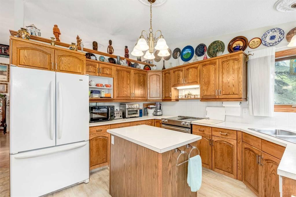 170 Oakbriar Close Sw, Calgary, AB - Indoor Photo Showing Kitchen