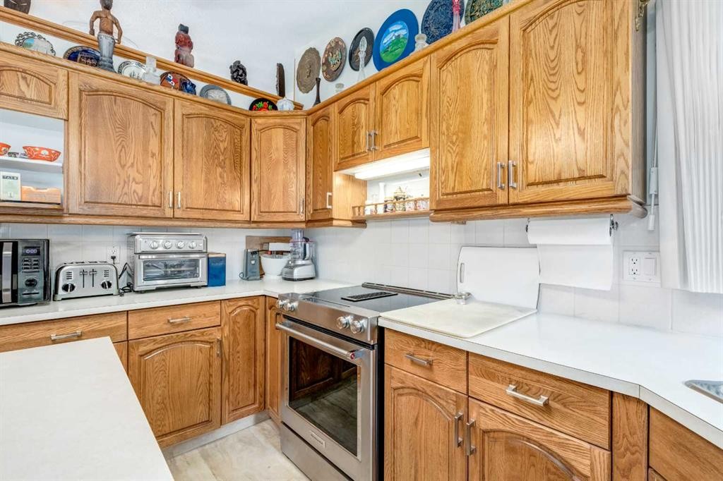 170 Oakbriar Close Sw, Calgary, AB - Indoor Photo Showing Kitchen