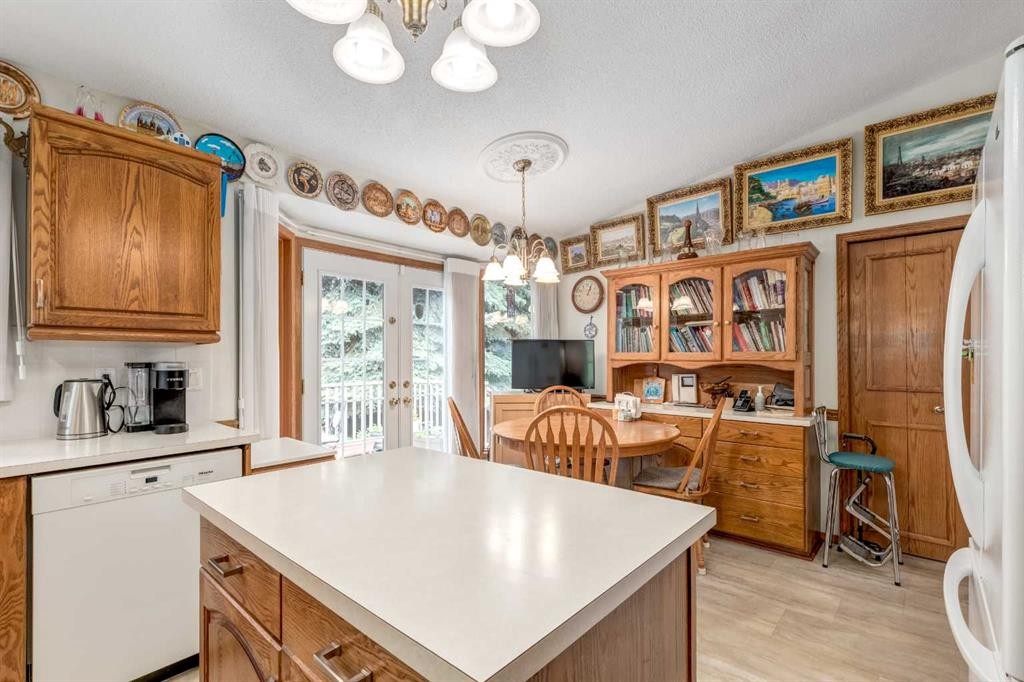 170 Oakbriar Close Sw, Calgary, AB - Indoor Photo Showing Kitchen