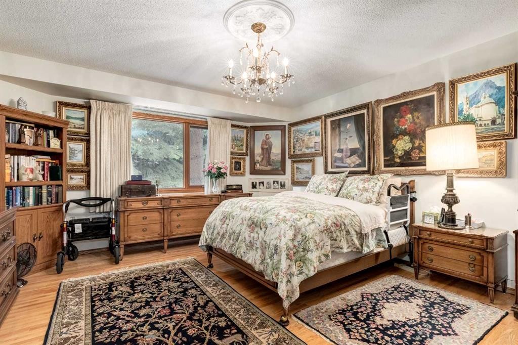 170 Oakbriar Close Sw, Calgary, AB - Indoor Photo Showing Bedroom