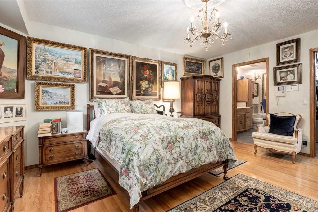 170 Oakbriar Close Sw, Calgary, AB - Indoor Photo Showing Bedroom