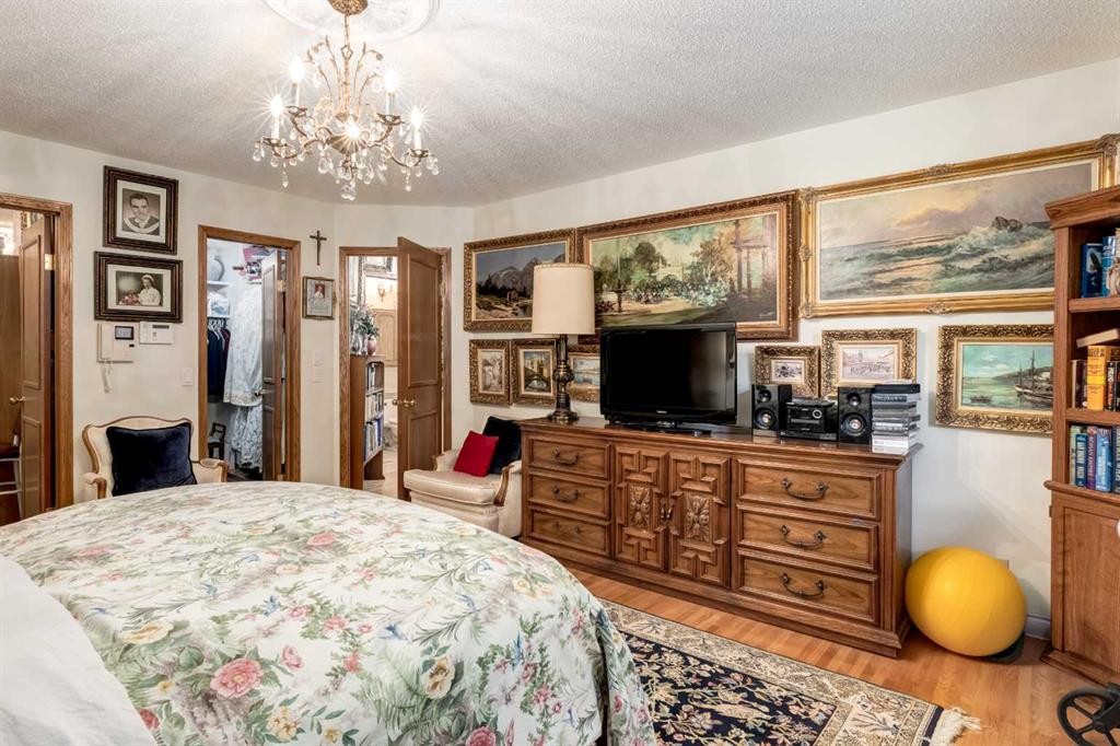 170 Oakbriar Close Sw, Calgary, AB - Indoor Photo Showing Bedroom