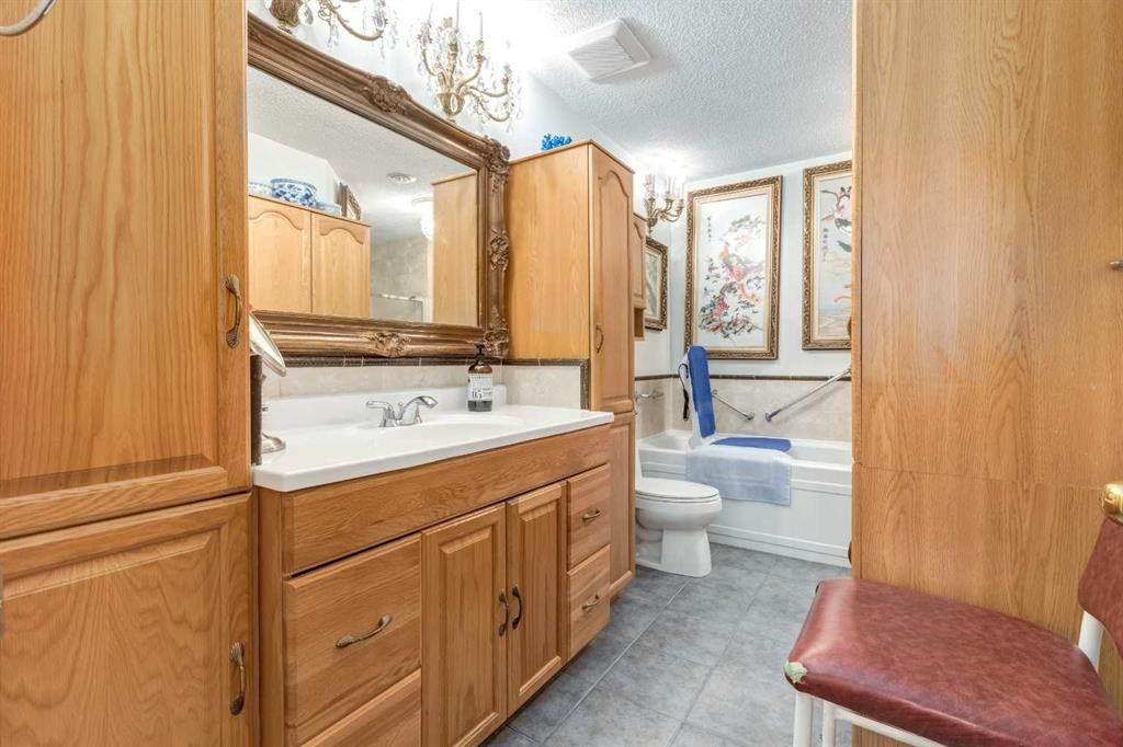 170 Oakbriar Close Sw, Calgary, AB - Indoor Photo Showing Bathroom