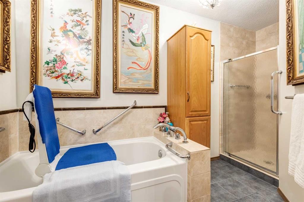 170 Oakbriar Close Sw, Calgary, AB - Indoor Photo Showing Bathroom
