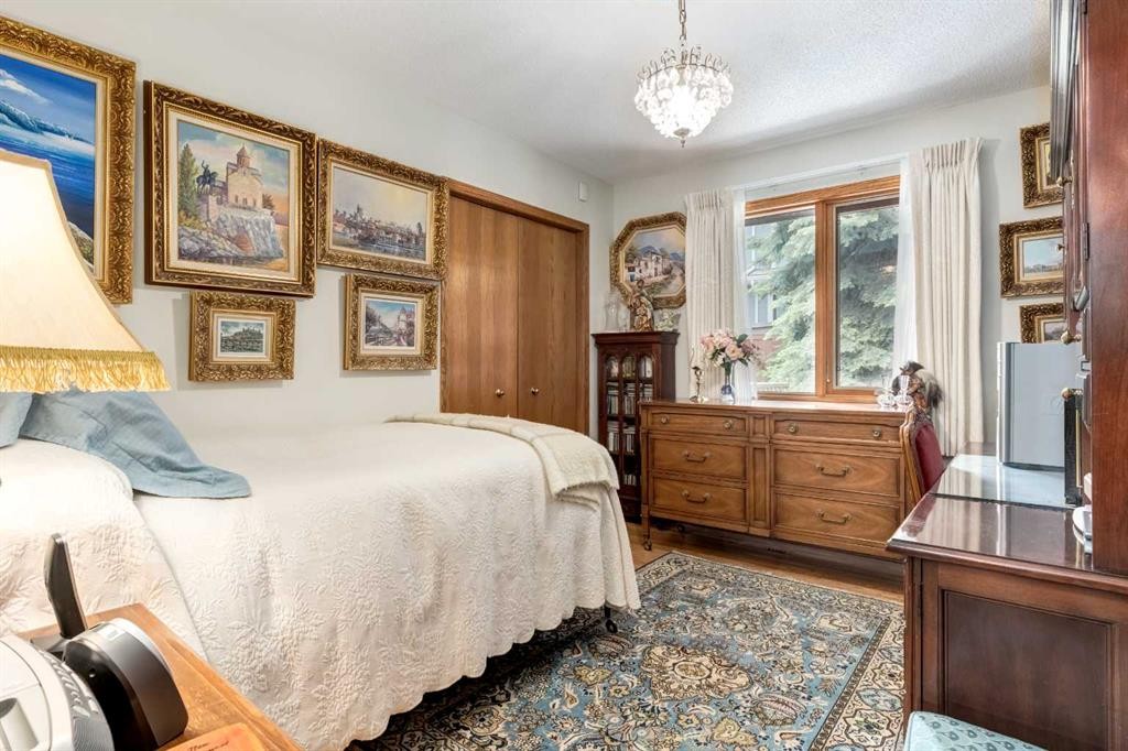170 Oakbriar Close Sw, Calgary, AB - Indoor Photo Showing Bedroom
