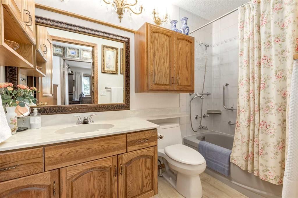 170 Oakbriar Close Sw, Calgary, AB - Indoor Photo Showing Bathroom