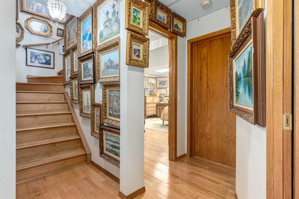 170 Oakbriar Close Sw, Calgary, AB - Indoor Photo Showing Other Room