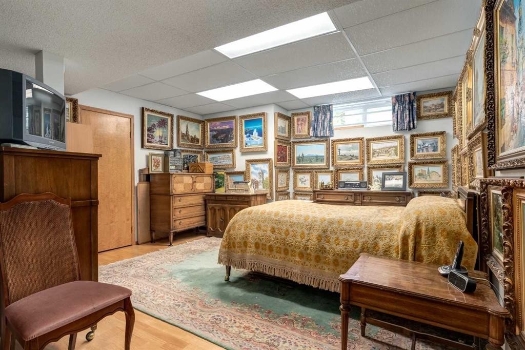 170 Oakbriar Close Sw, Calgary, AB - Indoor Photo Showing Bedroom