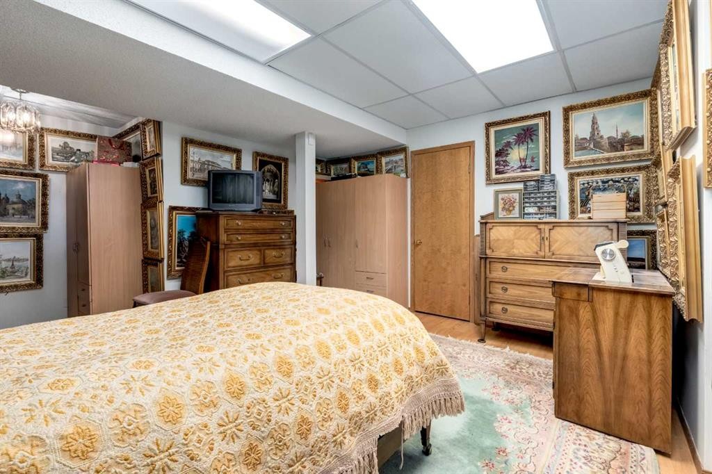 170 Oakbriar Close Sw, Calgary, AB - Indoor Photo Showing Bedroom