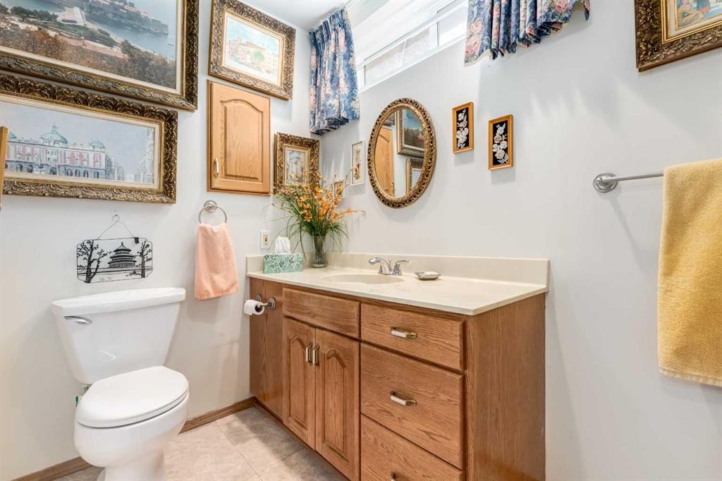 170 Oakbriar Close Sw, Calgary, AB - Indoor Photo Showing Bathroom