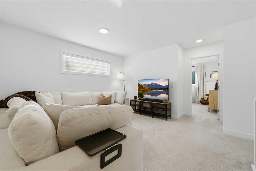 92 Heritage Hill, Cochrane, AB - Indoor Photo Showing Living Room