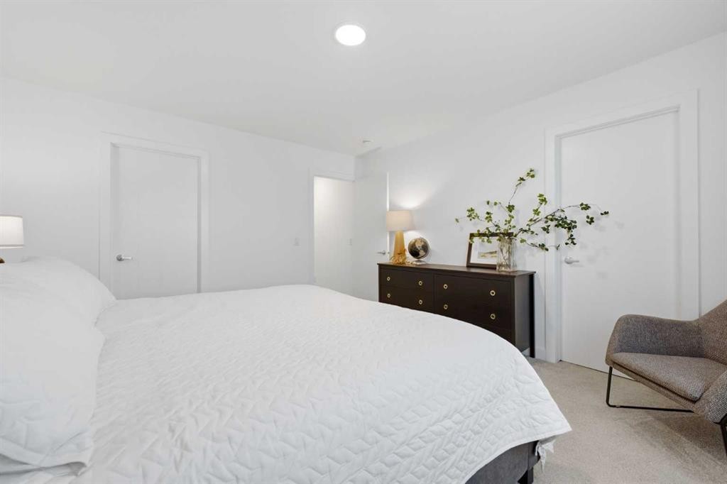 92 Heritage Hill, Cochrane, AB - Indoor Photo Showing Bedroom