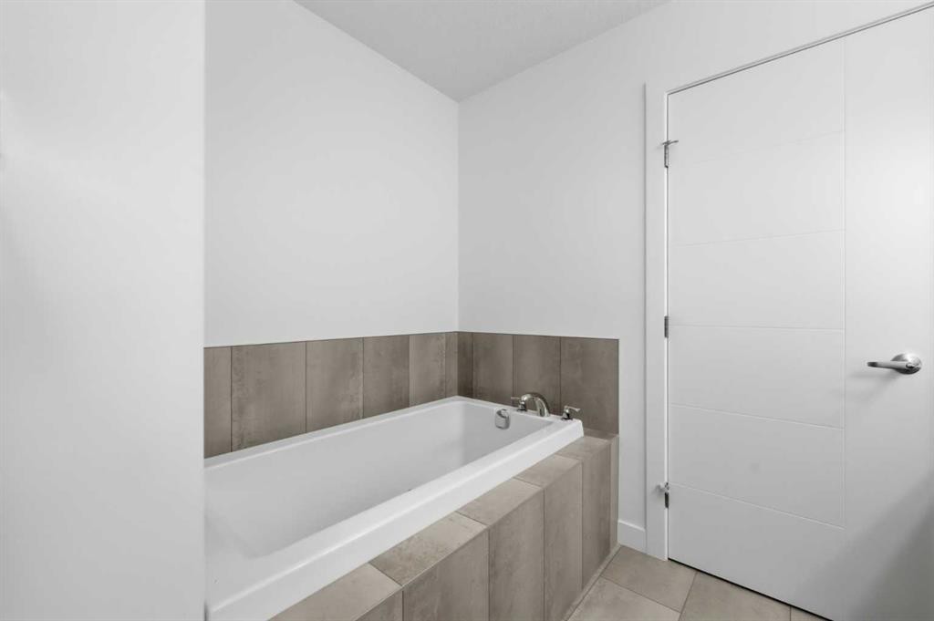 92 Heritage Hill, Cochrane, AB - Indoor Photo Showing Bathroom