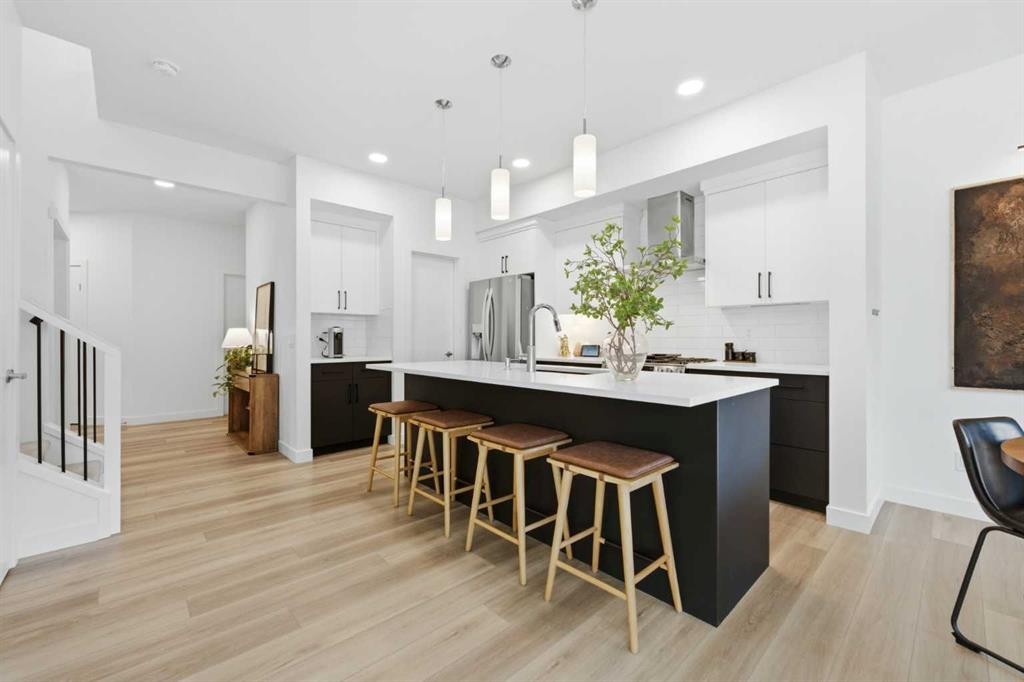 92 Heritage Hill, Cochrane, AB - Indoor Photo Showing Kitchen With Upgraded Kitchen