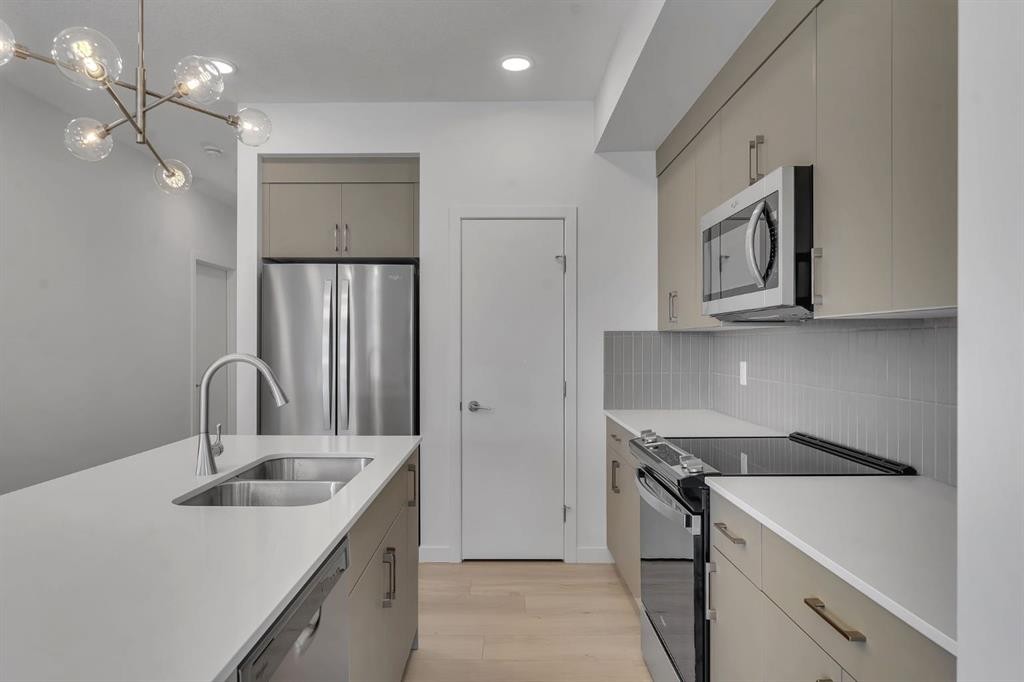 7 Heritage Heath, Cochrane, AB - Indoor Photo Showing Kitchen With Double Sink With Upgraded Kitchen