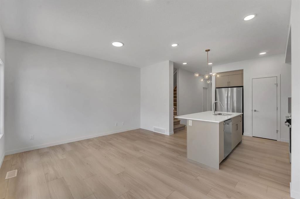 7 Heritage Heath, Cochrane, AB - Indoor Photo Showing Kitchen