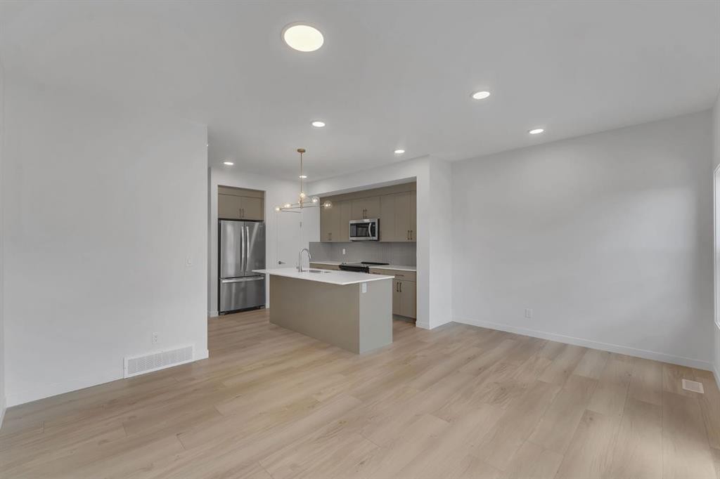 7 Heritage Heath, Cochrane, AB - Indoor Photo Showing Kitchen