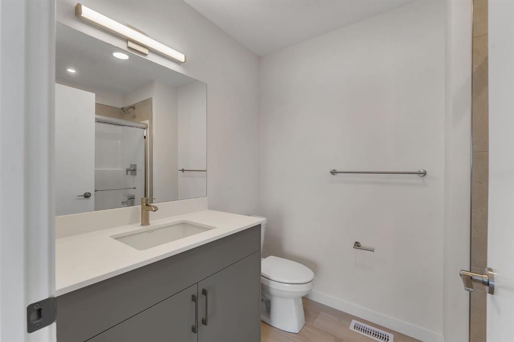 7 Heritage Heath, Cochrane, AB - Indoor Photo Showing Bathroom
